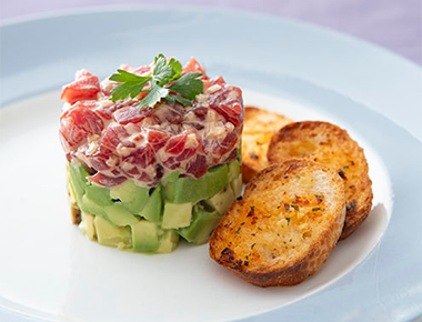 まぐろとアボカドのタルタル