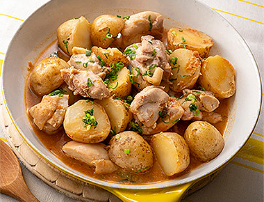 新じゃがと鶏肉のピリ辛みそ蒸し
